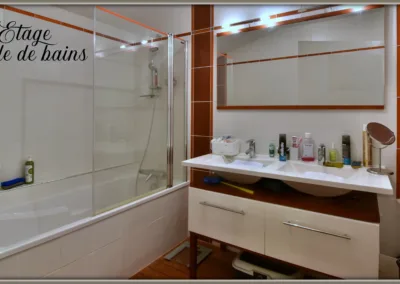 Annonces immobilières à Vouzailles 86170 longère maison plain-pied géothermie Parthenay Neuville-de-Poitou Poitiers - étage salle de bains chambre 2 - agence immobilière - Buxerolles 86180