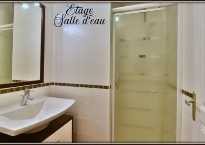 Annonces immobilières à Vouzailles 86170 longère maison plain-pied géothermie Parthenay Neuville-de-Poitou Poitiers - étage salle d'eau chambre 4 - agence immobilière - Buxerolles 86180