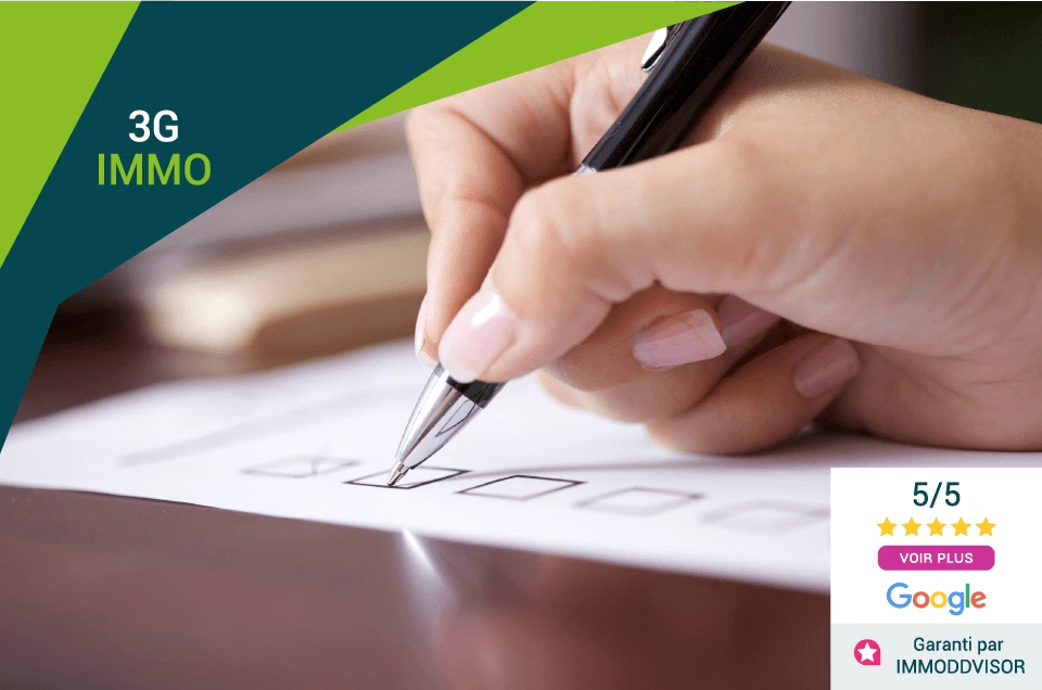 une main tenant un stylo et cochant une liste à case- agence immobilière Buxerolles 86180