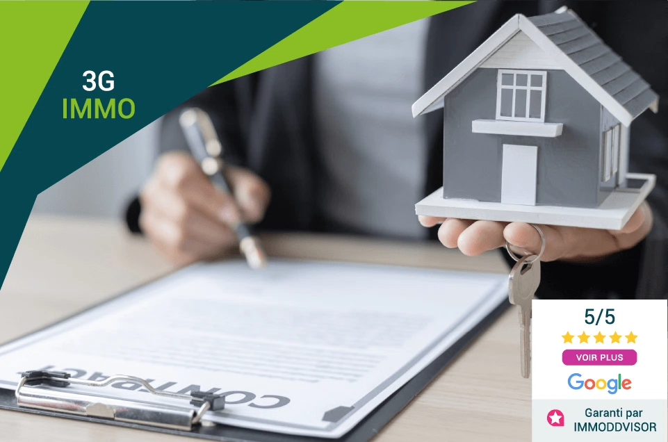 Un homme signant un contrat de vente et tenant une maison dans l'autre main - agence immobilière Buxerolles 86180