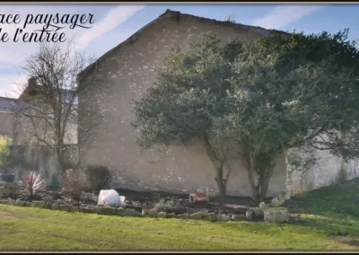 Annonces immobilières à Vouzailles 86170 longère maison plain-pied géothermie Parthenay Neuville-de-Poitou Poitiers - espace paysager de l'entrée - agence immobilière - Buxerolles 86180