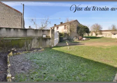 À Vouzailles 86170, longère, 6 pièces, 4 chambres, chauffage géothermie, vie en plain-pied possible, proche Neuville-de-Poitou, Parthenay et Poitiers - vue du terrain avant - Agence Immobilière - Buxerolles 86180 - Geoffray GROETZ EI