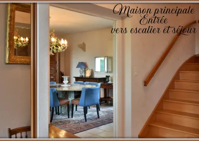 Annonces immobilières à Biard 86580, aux portes de Poitiers, entrée de la maison principale vers escalier et séjour - agence immobilière - Buxerolles 86180