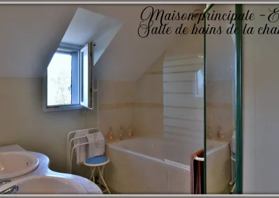 Annonces immobilières à Biard 86580, aux portes de Poitiers, à l’étage de la maison principale, salle de bains de la chambre 3 - agence immobilière - Buxerolles 86180