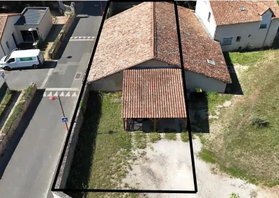 Annonces immobilières à Biard 86580 grange garage à transformer augustins – vue drone avec délimitation du terrain env 460 m2 – agence immobilière – Buxerolles 86180