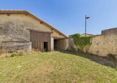 Annonces immobilières à Biard 86580 grange garage à transformer augustins – façade arrière sur jardin privatif et ouvertures existantes – agence immobilière – Buxerolles 86180