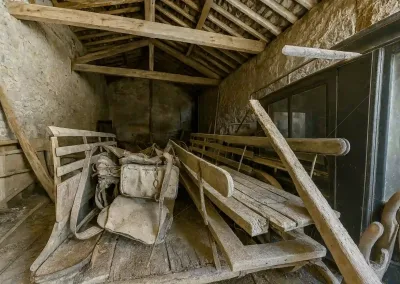 Annonces immobilières à Biard 86580 grange garage à transformer augustins – grand volume intérieur avec charpente apparente murs pierre et matériel ancien – agence immobilière – Buxerolles 86180