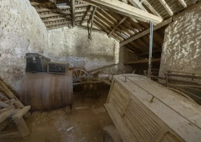 Annonces immobilières à Biard 86580 grange garage à transformer augustins – intérieur avec charpente ancienne murs en pierre tonneau et matériel agricole d’époque – agence immobilière – Buxerolles 86180