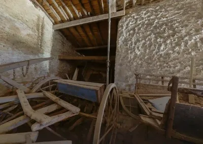 Annonces immobilières à Biard 86580 grange garage à transformer augustins – intérieur avec chariot ancien murs en pierre et charpente bois apparente – agence immobilière – Buxerolles 86180