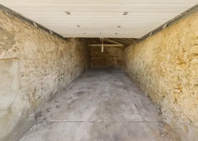 Annonces immobilières à Biard 86580 grange garage à transformer augustins – vue intérieure du garage 40 m2 avec murs en pierre et dalle béton – agence immobilière – Buxerolles 86180