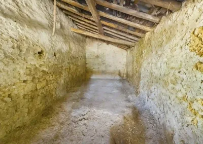 Annonces immobilières à Biard 86580 grange garage à transformer augustins – annexe latérale avec murs en pierre et toit en pente idéale pour atelier ou stockage – agence immobilière – Buxerolles 86180