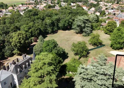 Annonces immobilières à Biard 86580 – Vue aérienne du domaine, montrant l’emplacement de la grange-garage à transformer et son environnement arboré - agence immobilière - Buxerolles 86180