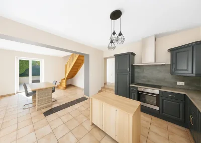 Annonces immobilières à Biard 86580 maison 4 chambres 600m2 division parcellaire - Cuisine aménagée et salle à manger lumineuse donnant sur la terrasse - 187,1 m² habitables - Agence Immobilière - Buxerolles 86180