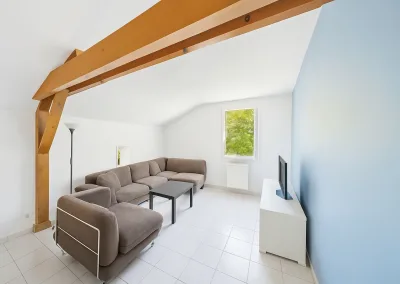 Annonces immobilières à Biard 86580 - Pièce de 17,8 m² à l’étage de la maison – chambre ou séjour – poutre apparente, lumière naturelle - Agence Immobilière - Buxerolles 86180