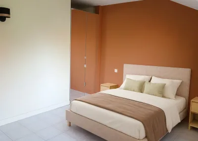 Annonces immobilières à Biard 86580 - Chambre de 14,8 m² à l’étage de la maison – mur terracotta, rangements intégrés - Agence Immobilière - Buxerolles 86180