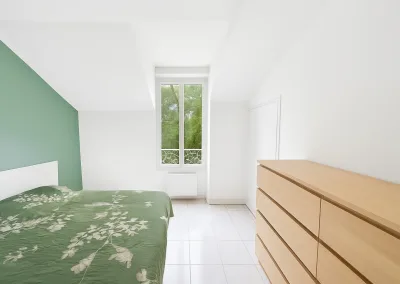Annonces immobilières à Biard 86580 - Chambre lumineuse de 15,5 m² à l’étage de la maison — mur vert pastel, grande fenêtre - Agence Immobilière - Buxerolles 86180