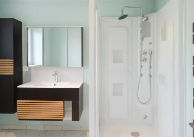 Annonces immobilières à Biard 86580 - Salle d’eau moderne au rez-de-chaussée de la maison avec douche et meuble vasque - Agence Immobilière - Buxerolles 86180