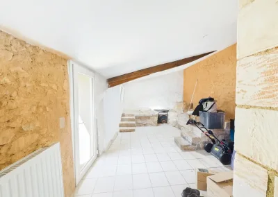 Annonces immobilières à Biard 86580 - Entrée – pièce annexe de la maison avec murs en pierre et accès extérieur - Agence Immobilière - Buxerolles 86180
