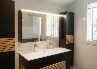 Annonces immobilières à Biard 86580 - Salle d’eau de l’étage de la maison avec grand vasque robinet double et rangements - Agence Immobilière - Buxerolles 86180