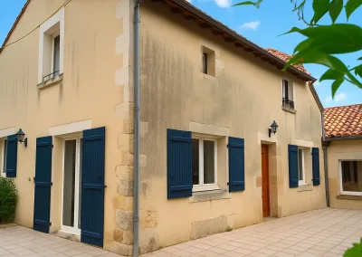 Annonces immobilières à Biard 86580 - Façade principale de la maison avec volets bleus - Agence Immobilière - Buxerolles 86180