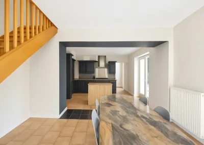 Annonces immobilières à Biard 86580 - Cuisine ouverte et salle à manger de la maison lumineuse avec accès terrasse - Agence Immobilière - Buxerolles 86180
