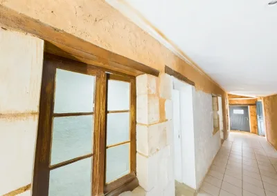 Annonces immobilières à Biard 86580 – Entrée de la maison avec murs en pierre et éléments ancien - Agence Immobilière - Buxerolles 86180