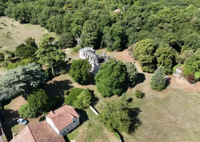 Annonces immobilières à Biard 86580 – Vue aérienne du domaine boisé et de la propriété - Agence Immobilière - Buxerolles 86180