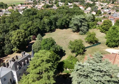 Annonces immobilières à Biard 86580 terrain constructible 6473 m² Rue des Augustins – vue aérienne de la clairière et du domaine boisé – agence immobilière – Buxerolles 86180