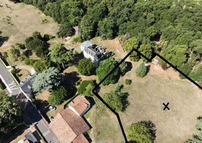 Annonces immobilières à Biard 86580 terrain constructible 6473 m² Rue des Augustins – vue aérienne avec contour du terrain et zone de construction – agence immobilière – Buxerolles 86180