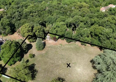 Annonces immobilières à Biard 86580 terrain constructible 6473 m² Rue des Augustins – vue aérienne du terrain en bordure du bois avec contour tracé – agence immobilière – Buxerolles 86180