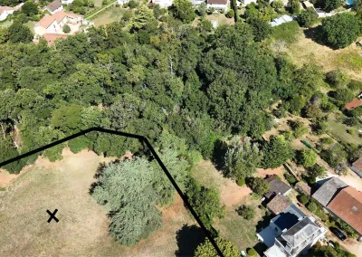 Annonces immobilières à Biard 86580 terrain constructible 6473 m² Rue des Augustins – vue aérienne montrant la bordure Est du terrain et le voisinage résidentiel – agence immobilière – Buxerolles 86180