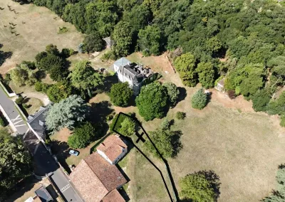 Annonces immobilières à Biard 86580 terrain constructible bâtiment à rénover augustins - vue aérienne avec tracé de la division foncière projetée - agence immobilière - Buxerolles 86180