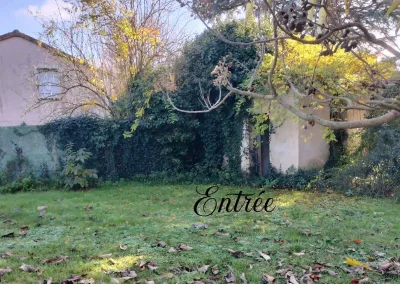 Annonces immobilières à Biard 86580 terrain constructible bâtiment à rénover augustins - vue de l’entrée du terrain et du bâti existant recouvert de végétation - agence immobilière - Buxerolles 86180