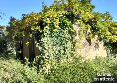 Annonces immobilières à Biard 86580 terrain constructible bâtiment à rénover augustins - vue du bâti avec indication des gaines en attente eau et électricité - agence immobilière - Buxerolles 86180