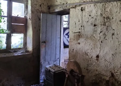 Annonces immobilières à Biard 86580 terrain constructible bâtiment à rénover augustins - vue intérieure du bâti ancien à rénover avec murs bruts et ouverture existante - agence immobilière - Buxerolles 86180