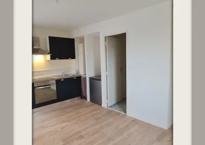 Annonces immobilières à Buxerolles 86180 - Didot - pièce de vie vide montrant l’état initial du logement en 2021 - agence immobilière