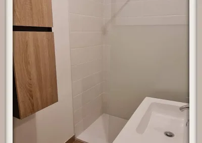 Annonces immobilières à Buxerolles 86180 - Didot - salle d’eau avec douche et meuble vasque vue sous un autre angle en 2021 - agence immobilière