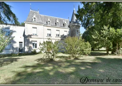 Annonces immobilières à Biard 86580, demeure bourgeoise à rénover - Façade de la demeure bourgeoise avec tour - agence immobilière - Buxerolles 86180