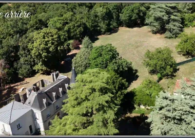 Annonces immobilières à Biard 86580, demeure bourgeoise à rénover - Vue arrière du domaine avec terrain et végétation - agence immobilière - Buxerolles 86180